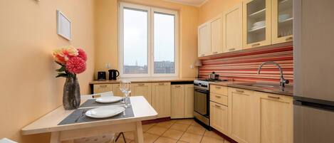 Kjøleskap, ovn, kokeplater og brødrister