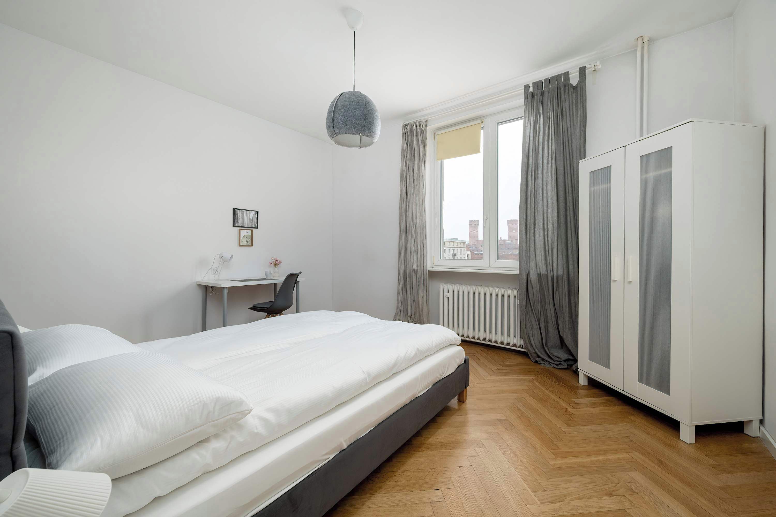 مكتب ومكواة/لوح كي وسرير سفر وواي فاي