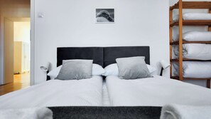 2 bedrooms, desk, iron/ironing board, travel cot - Bright Apartment with Balcony | Workspace (Wrocław)