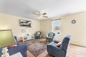 Living area - Parrot Bay J29 Townhouse in downtown (ocean city)