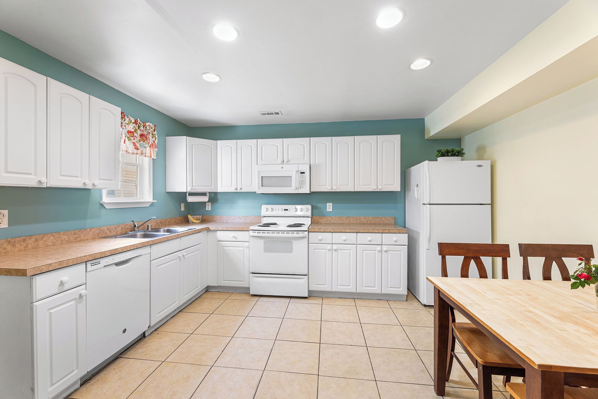 Mikrowelle, Geschirrspüler, Wasserkocher mit Kaffee-/Teezubehör