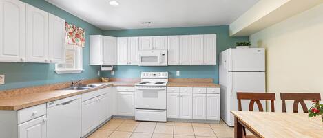 Mikrowelle, Geschirrspüler, Wasserkocher mit Kaffee-/Teezubehör