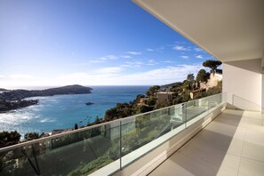 Property grounds - VILLEFRANCHE SUR MER - CONTEMPORARY 5-BEDROOM VILLA (Villefranche-sur-Mer)
