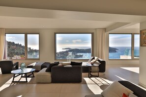 Living area - VILLEFRANCHE SUR MER - CONTEMPORARY 5-BEDROOM VILLA (Villefranche-sur-Mer)