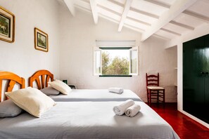 6 chambres, coffres-forts dans les chambres, fer et planche à repasser