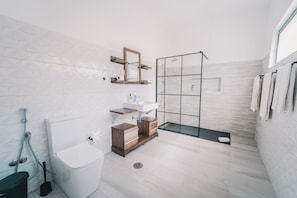 Chambre quadruple | Salle de bain | Douche, serviettes fournies, savon, shampooing