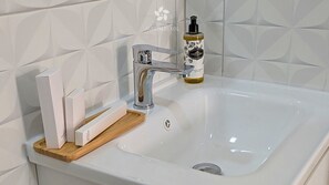 Double Room | Room amenity - Casa Jardim di Sol (Praia)