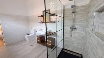 Quadruple Room | Bathroom | Shower, towels, soap, shampoo