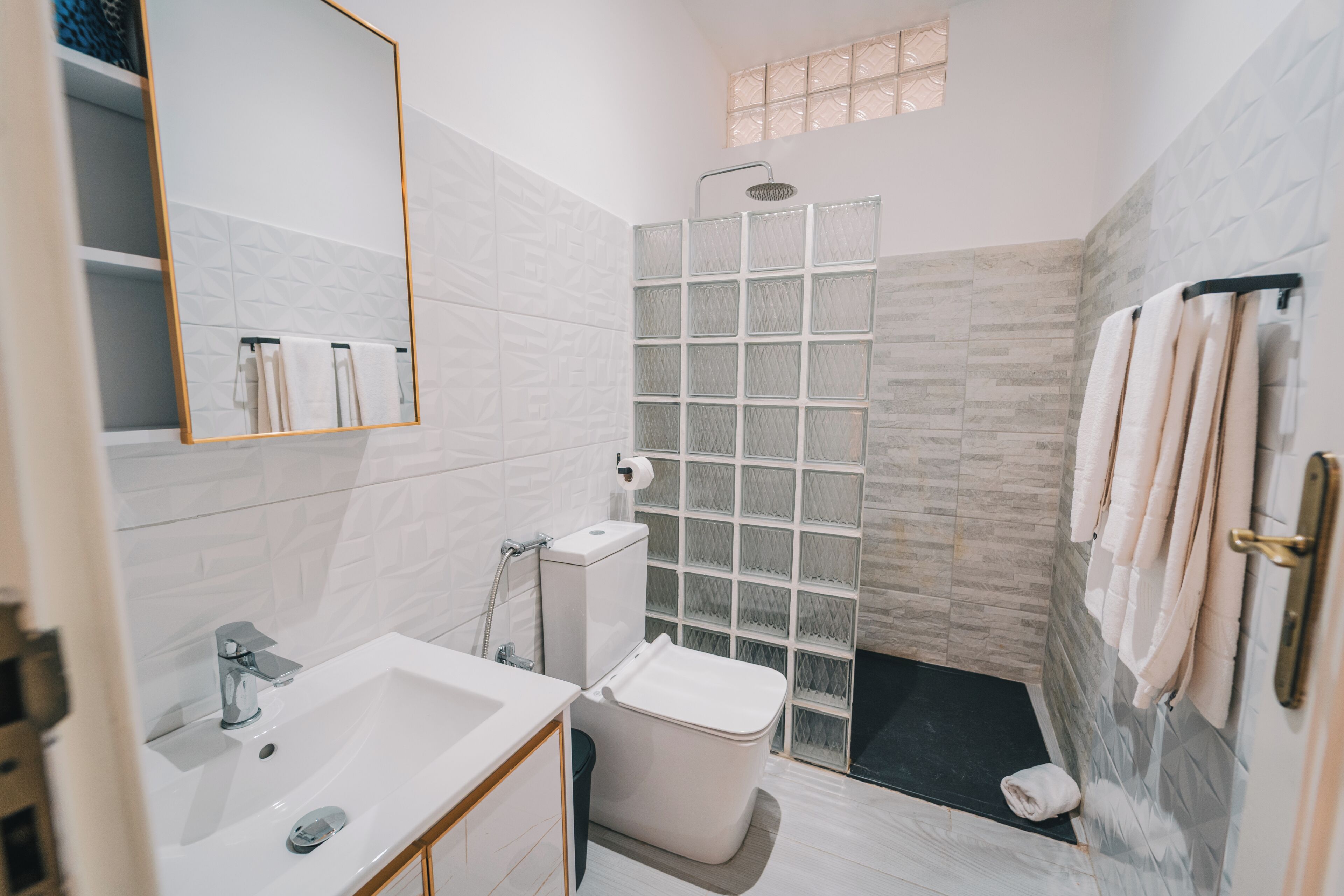 Quarto duplo | Banheiro | Chuveiro, toalhas de banho, sabonete, shampoo