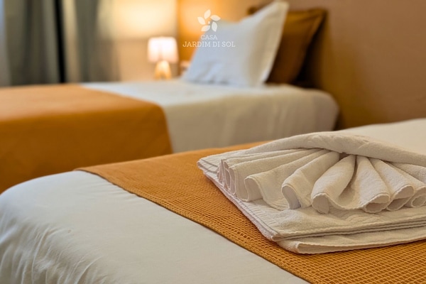 Tvåbäddsrum | Skrivbord och gratis wi-fi