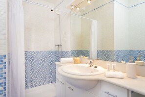 Shower, hair dryer, towels - Villa Bona Vista by Escape Home (Torre Solí Nou)