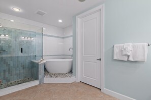 Shower, jetted bath - Luxury 3-Bedroom Condo on Holiday Isle | Harbor Views at Harbor Landing 601A (Destin)