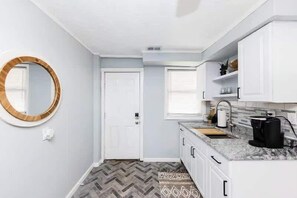 Private kitchen - The Beautiful Jenkins Getaway (Columbus)