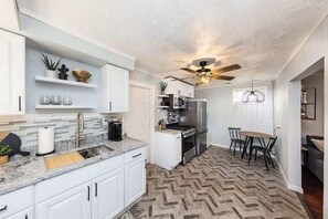 Private kitchen - The Beautiful Jenkins Getaway (Columbus)
