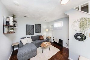 Living area - The Beautiful Jenkins Getaway (Columbus)