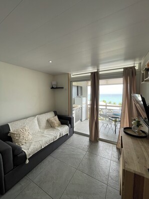 Living area - Studio with pool access and views of the Diamond Rock and Morne Larcher (Le Diamant)