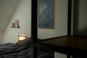 WiFi, bed sheets