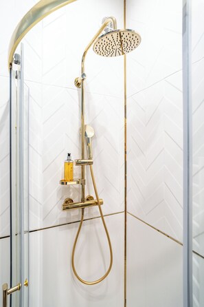Studio | Bathroom | Towels, soap, shampoo, toilet paper - RentPlanet - Apartament Sobieskiego (Kraków)