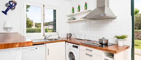 Kjøleskap, mikrobølgeovn, ovn og oppvaskmaskin