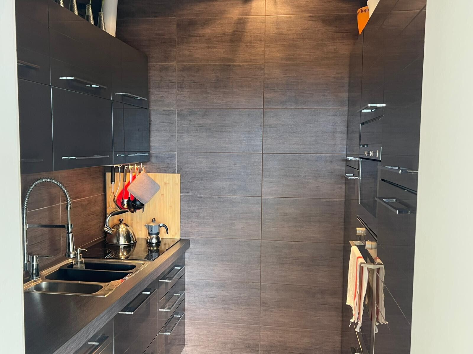 Kühlschrank, Ofen, Geschirrspüler, Wasserkocher mit Kaffee-/Teezubehör