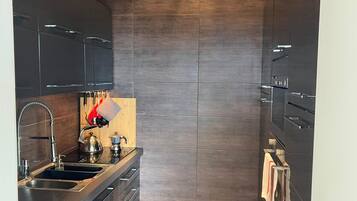 Kühlschrank, Ofen, Geschirrspüler, Wasserkocher mit Kaffee-/Teezubehör