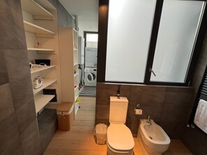 Een douche, een haardroger, een bidet