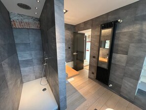 Een douche, een haardroger, een bidet