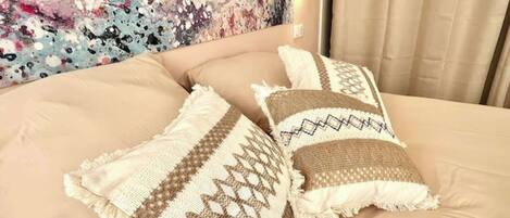 4 slaapkamers, een strijkplank/strijkijzer, reisbedje, gratis wifi