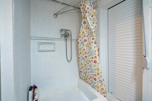 Bidet, asciugamani, sapone, carta igienica