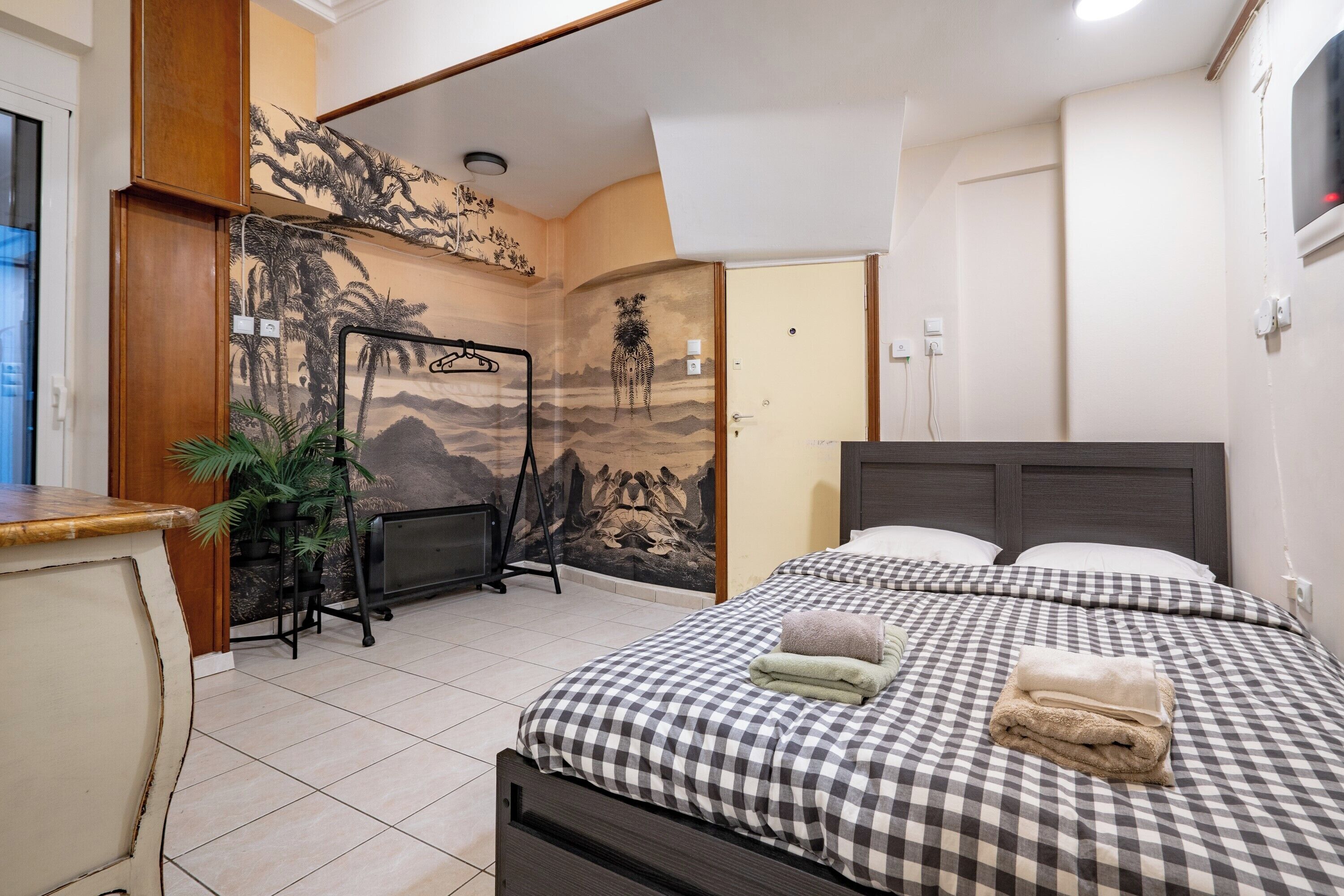4 bedrooms, iron/ironing board, internet, bed sheets