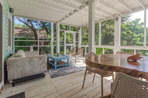 Outdoor dining - Salty Breezes, Tranquil Ocean View, Private Pool, 10-Min Walk to West Bay Beach (Bay Islands, Roatan)
