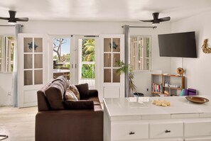 Smart TV - Salty Breezes, Tranquil Ocean View, Private Pool, 10-Min Walk to West Bay Beach (Bay Islands, Roatan)
