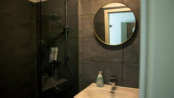 Dusj, hårføner og håndklær