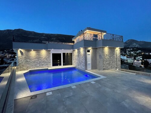 Cozy 1-bedroom apartment in soothing Sutomore with AC