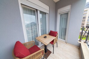 Outdoor dining - Cozy 1-bedroom apartment in soothing Sutomore with AC (Sutomore)