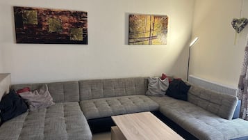 TV, videogiochi, tavolo da ping pong