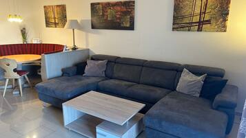Fernseher, Videospiele, Tischtennisplatte