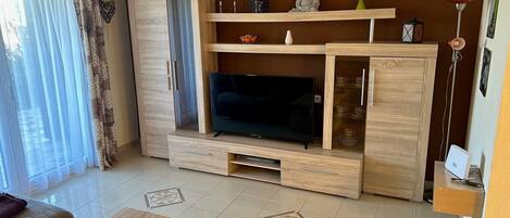 Fernseher, Videospiele, Tischtennisplatte