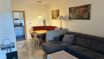 Televisión, videojuegos, mesa de ping pong