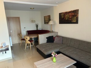 TV, video games, table tennis - Holiday Home 'Lechseeidylle' in Elevated Edge Location with 'Königscard' Benefit (Lechbruck am See)