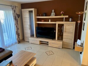 Una televisión, videojuegos, una mesa de tenis de mesa