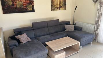 Fernseher, Videospiele, Tischtennisplatte