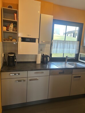 Kühlschrank, Mikrowelle, Ofen, Herdplatte