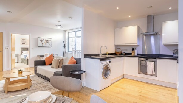A modern apartment with a kitchen, living area, and a small dining space. - The Albany Sleeps 2 With Wifi (Redhill)