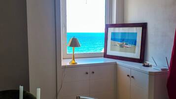 Maisonette, Meerblick | Wohnbereich | Flachbildfernseher