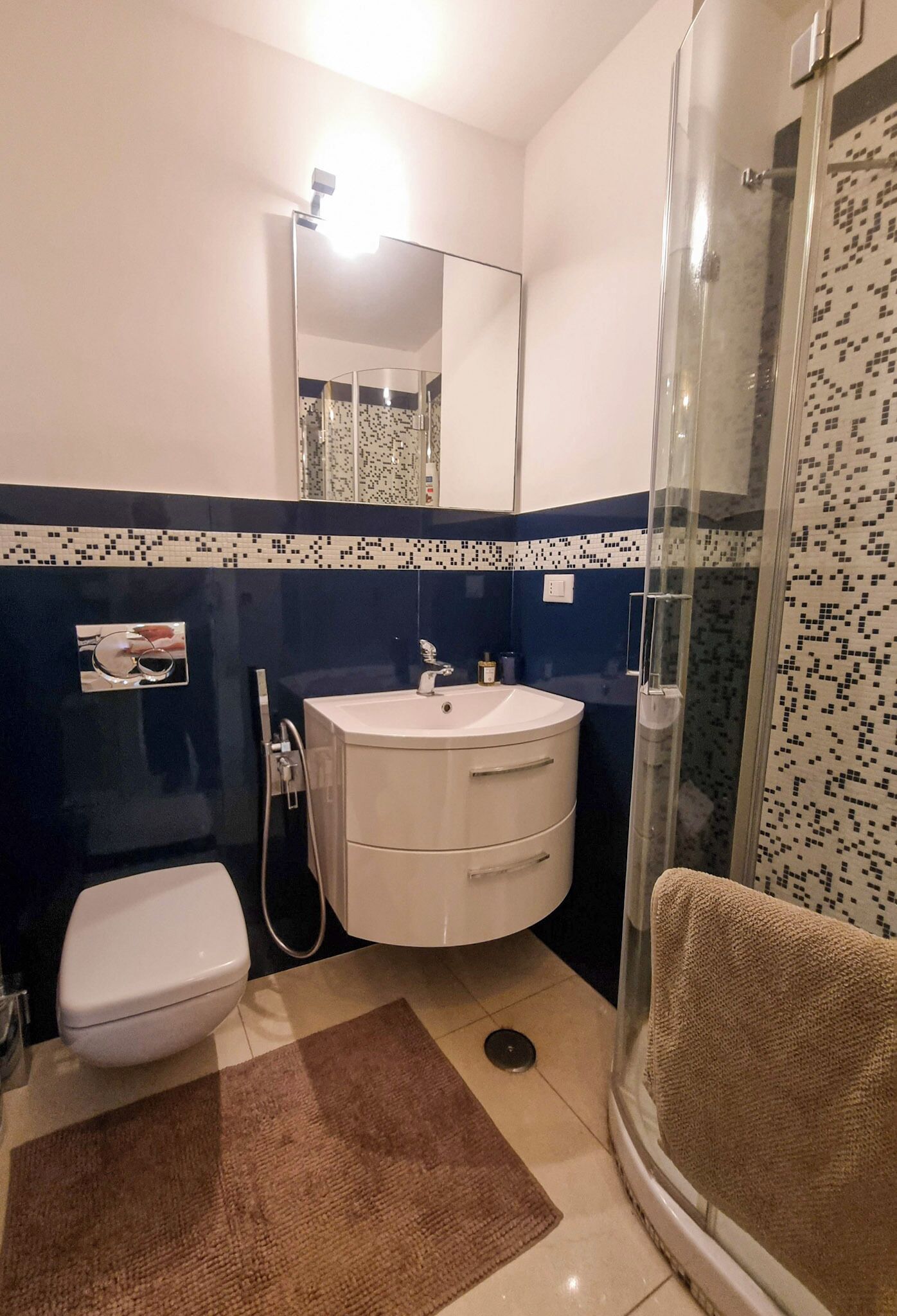 Ein Badezimmer mit Toilette, Waschbecken und Dusche.