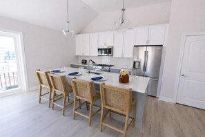 Wasserkocher mit Kaffee-/Teezubehör, Kühlschrank, Mikrowelle, Ofen