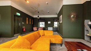 Studio, Multiple Bedrooms, City View | Living room | Books