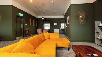 Studio, Multiple Bedrooms, City View | Living room | Books