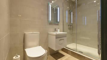 Studio, Multiple Bedrooms, City View | Bathroom